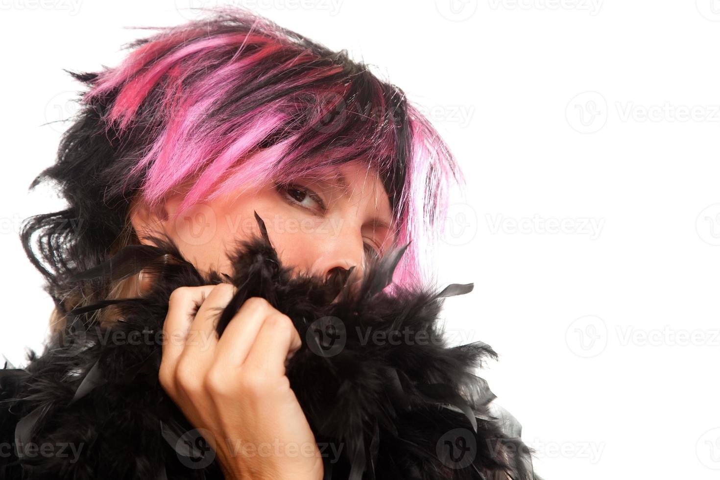 roze en zwart haren meisje met boa portret foto