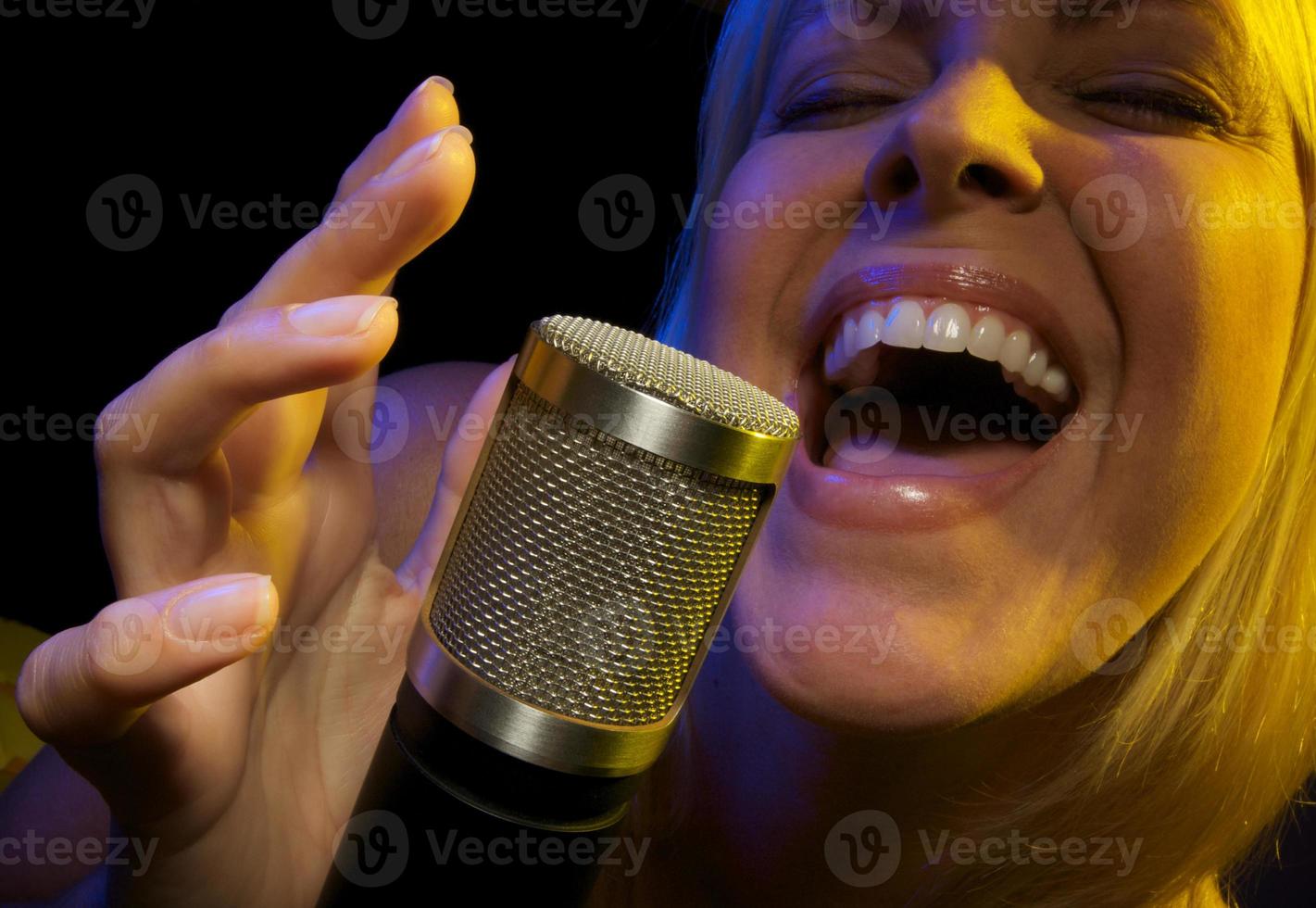 vrouw zingt met passie foto