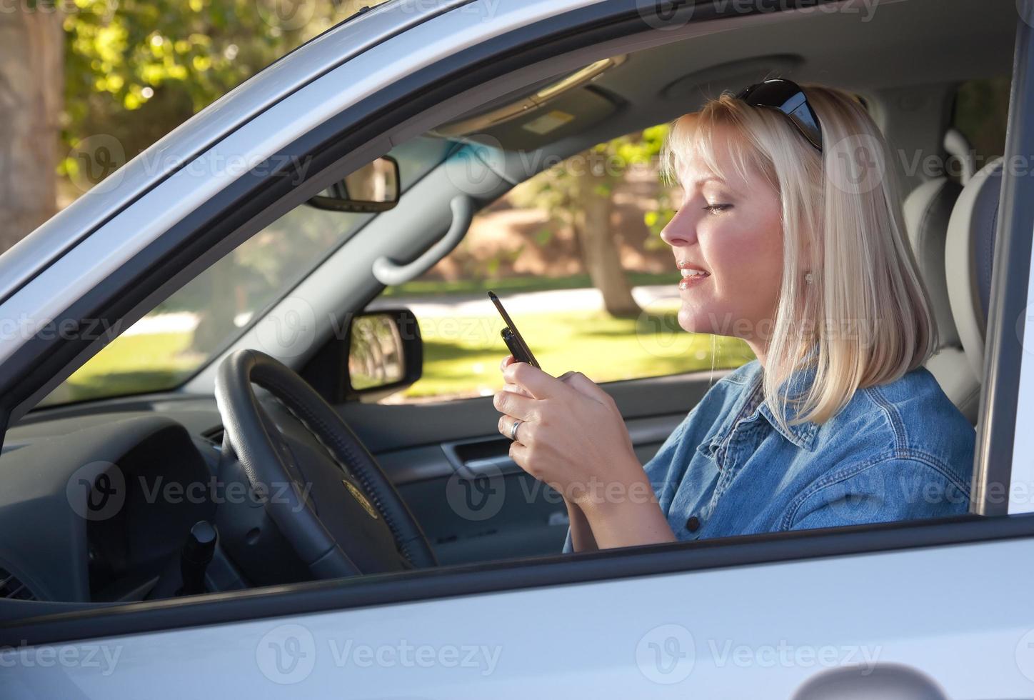 vrouw tekst berichten terwijl het rijden foto