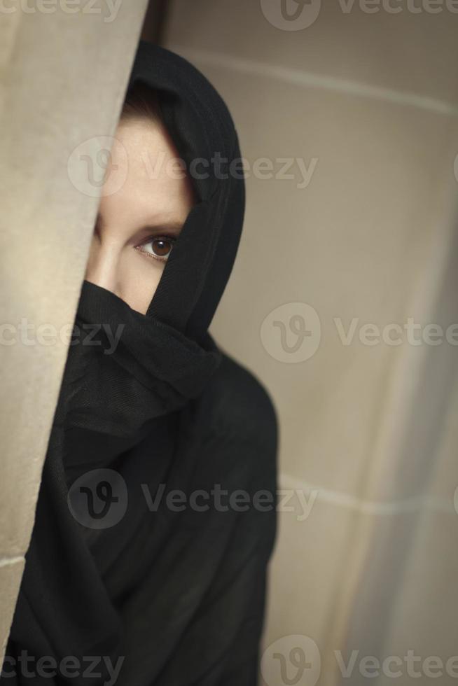 voorzichtig Islamitisch vrouw in venster deelvenster vervelend boerka of Niqab foto