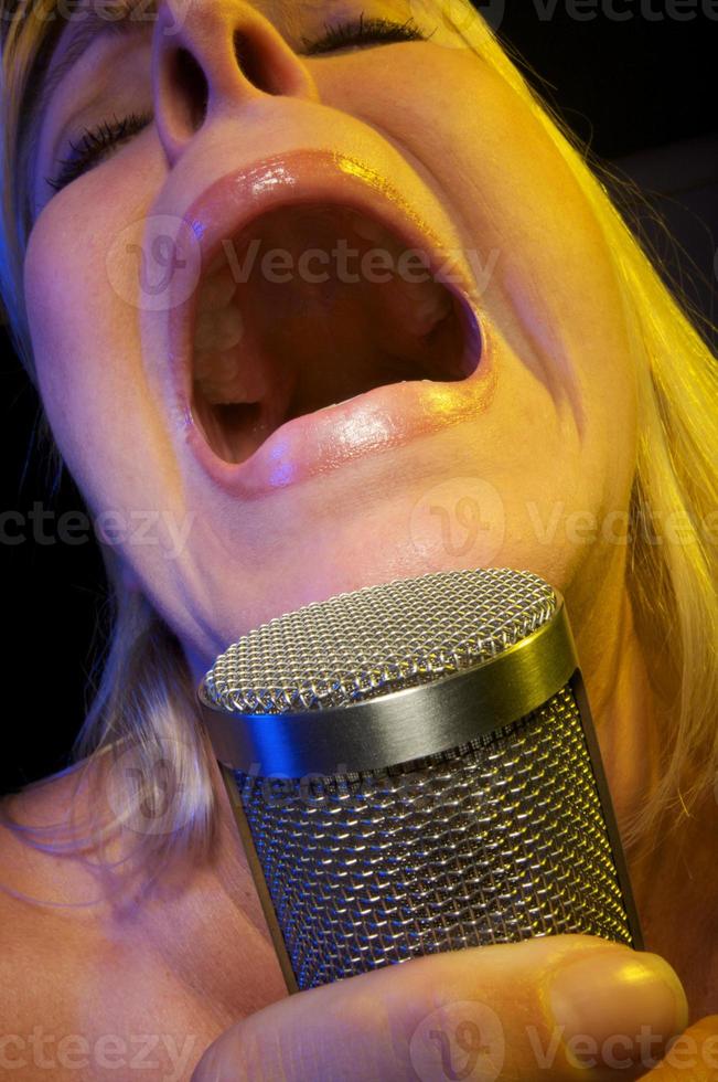 vrouw zingt met passie foto