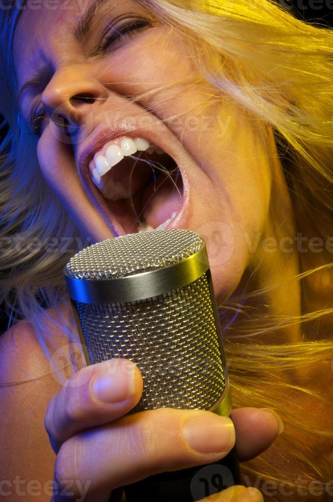 vrouw zingt met passie foto