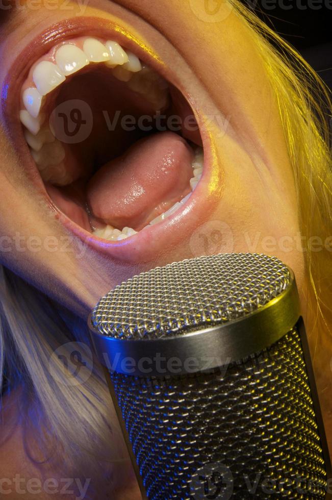 vrouw zingt met passie foto