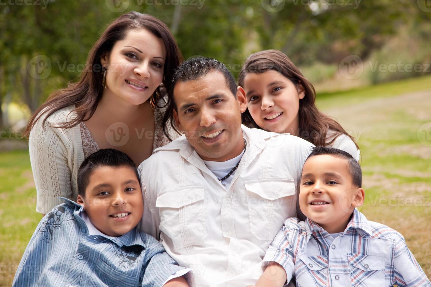 gelukkig spaans familie in de park foto