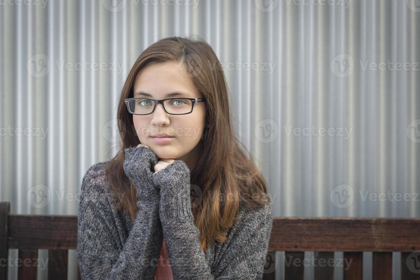 portret van melancholie jong meisje met bril foto