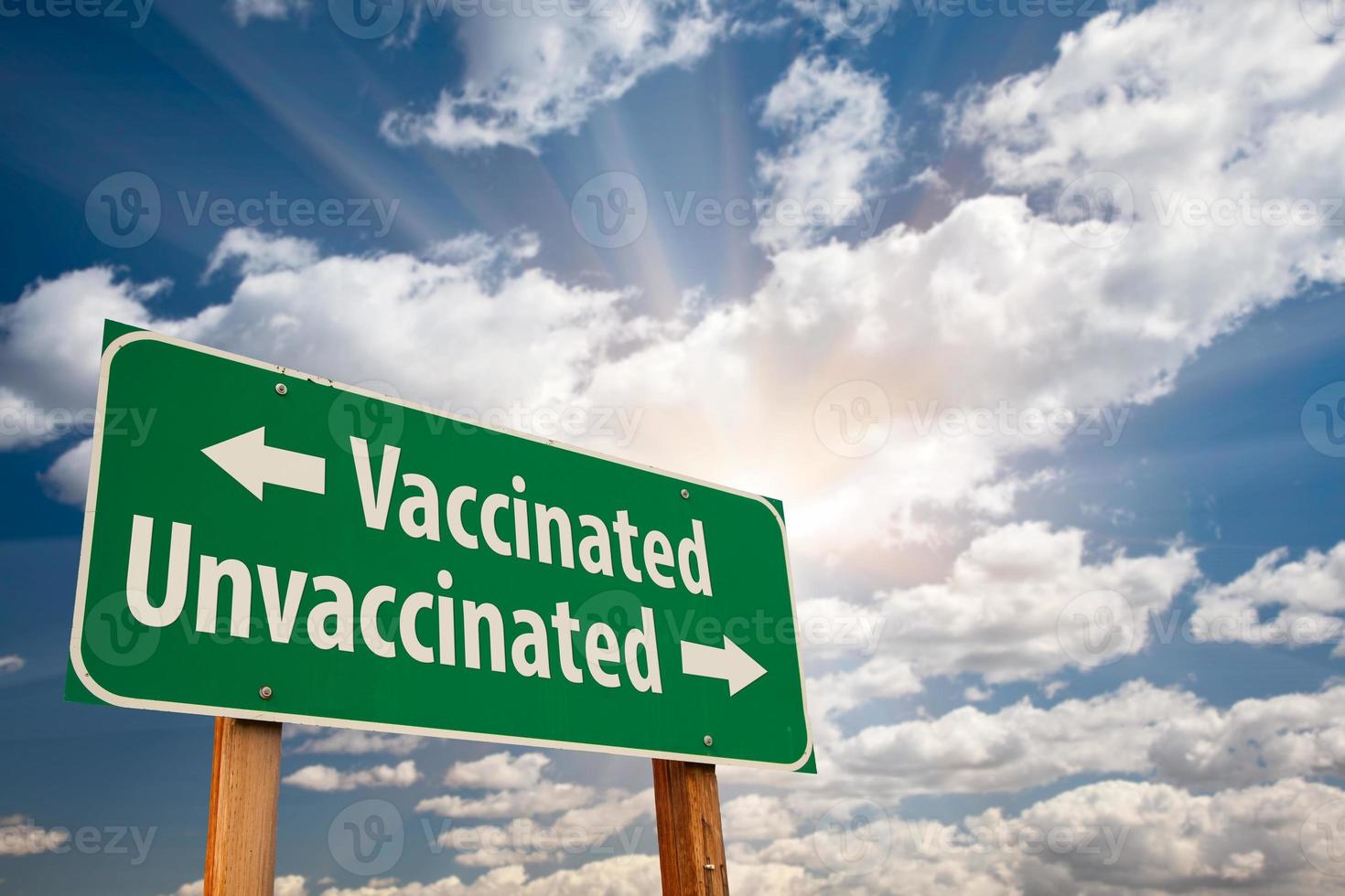 gevaccineerd, niet gevaccineerd groen weg teken tegen dramatisch wolken en lucht. foto