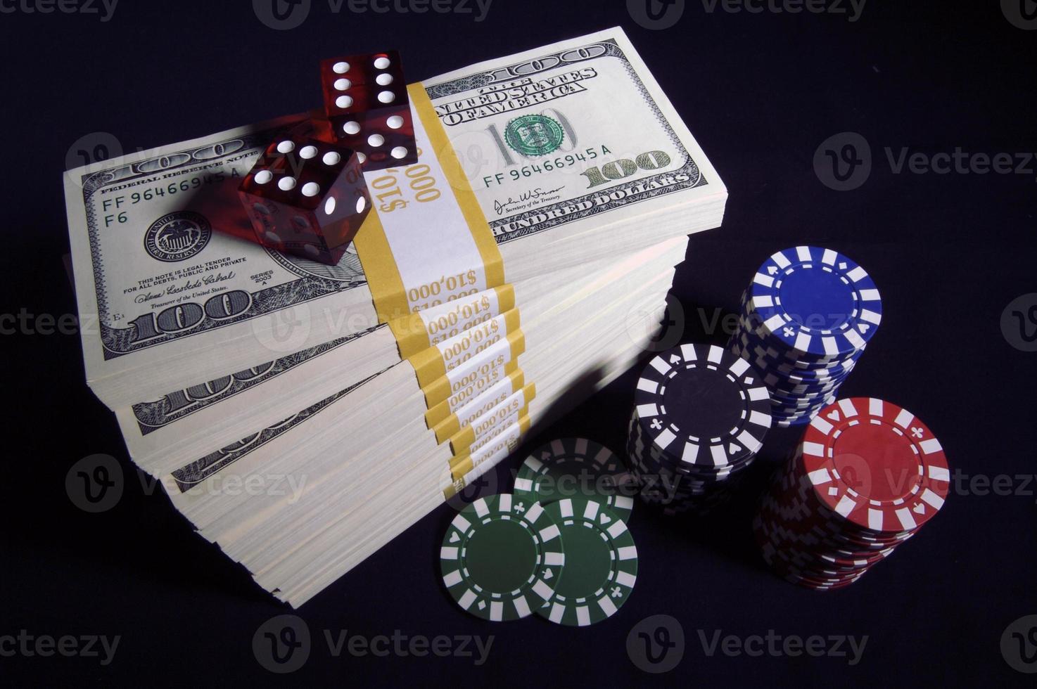 honderd dollar rekeningen, rood Dobbelsteen en poker chips foto