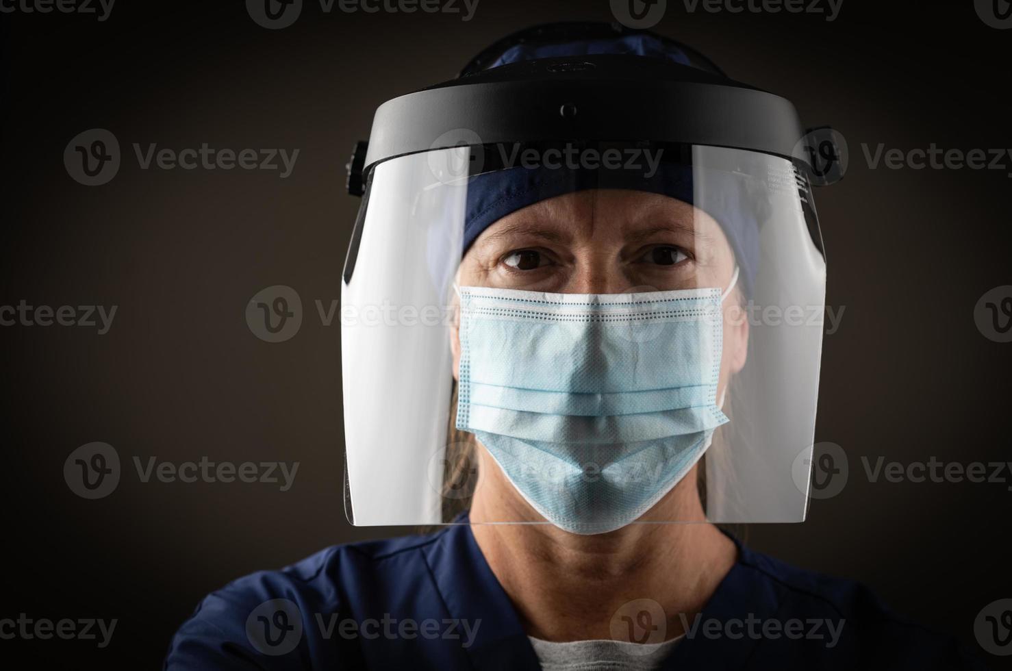 vrouw medisch arbeider vervelend beschermend gezicht masker en uitrusting tegen donker achtergrond foto