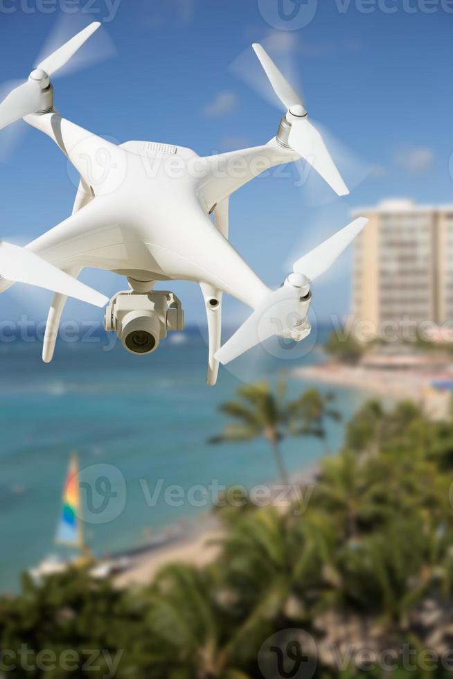 onbemande vliegtuig systeem quadcopter dar in de lucht over- waikiki strand in Hawaii. foto