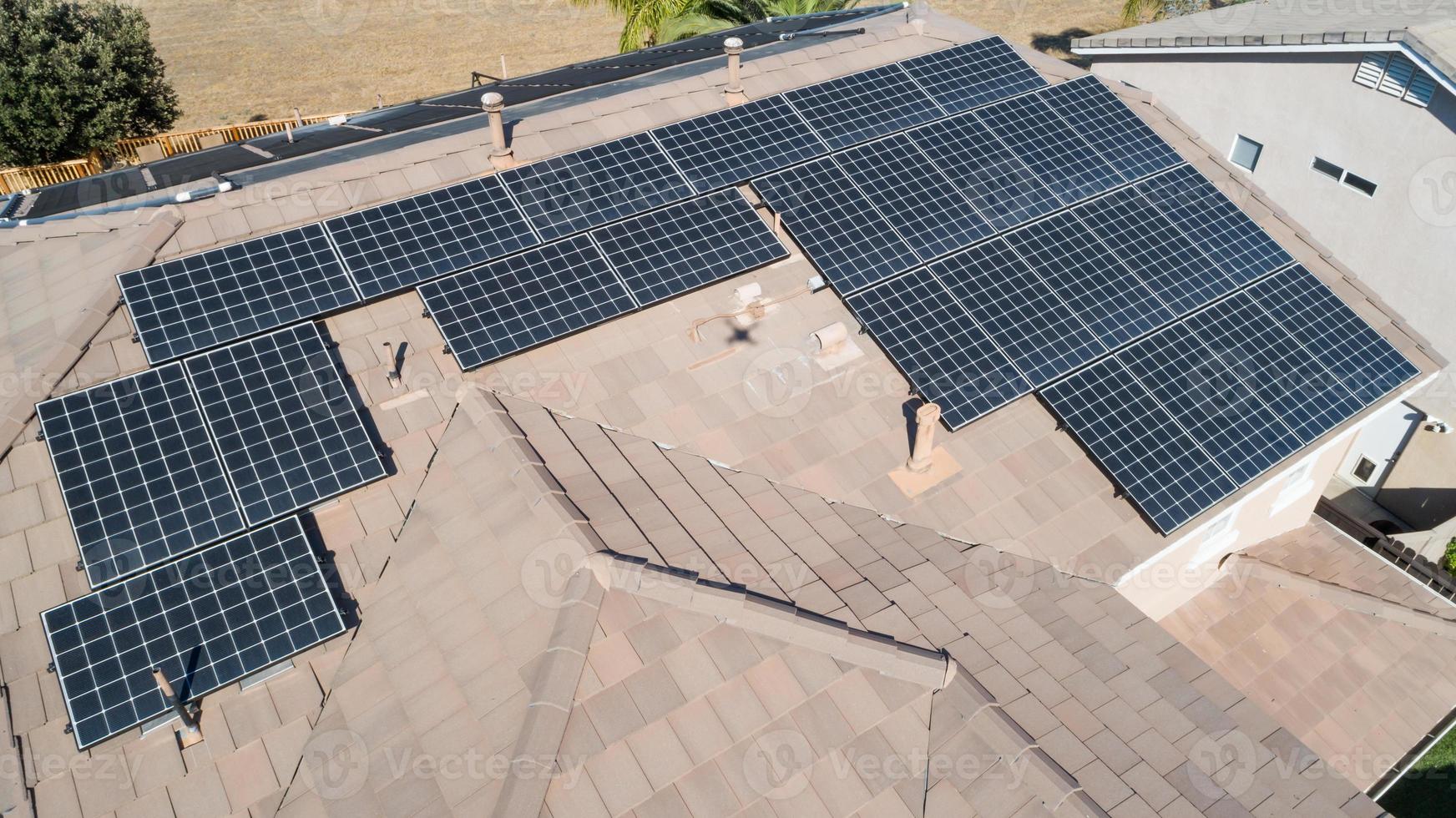 zonne- panelen geïnstalleerd Aan dak van groot huis foto