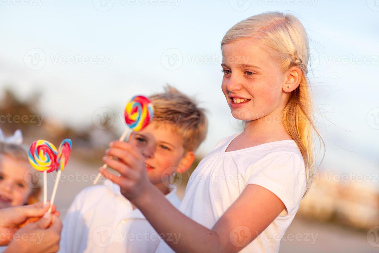 schattig broer en zussen plukken uit lolly foto