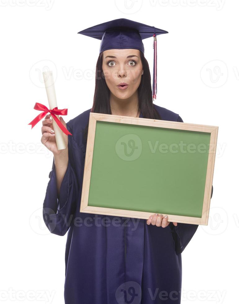 vrouw afstuderen in pet en japon Holding diploma, blanco schoolbord foto