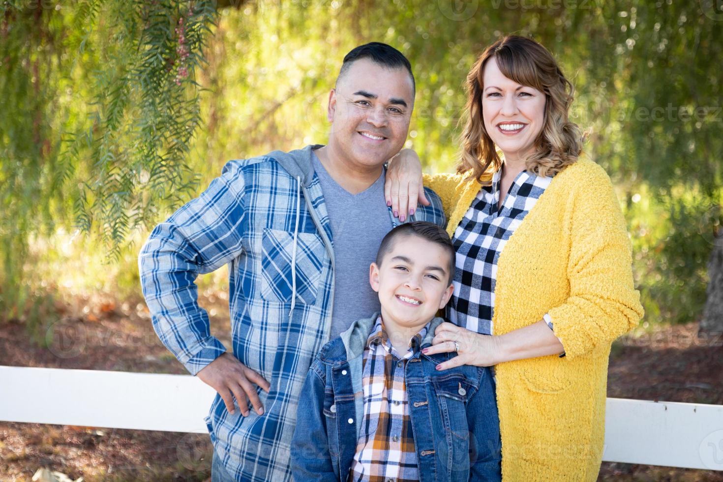 gemengd ras familie portret buitenshuis foto