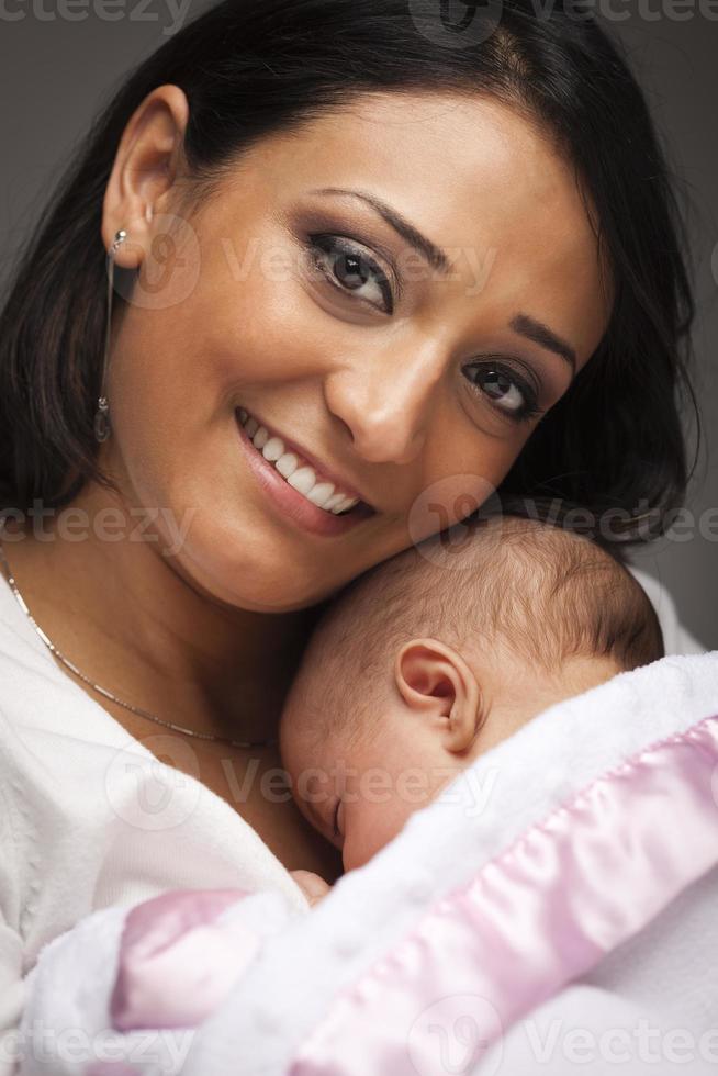 aantrekkelijk etnisch vrouw met haar pasgeboren baby foto