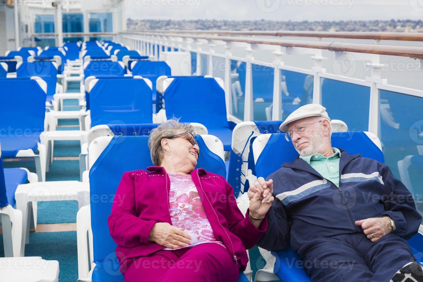 senior paar ontspannende Aan de dek van reis schip foto