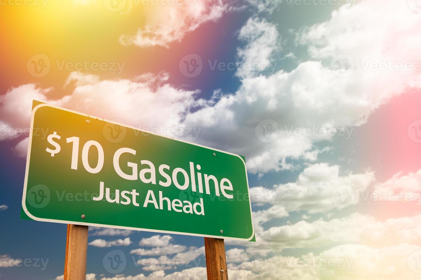 10 gas- groen weg teken tegen bewolkt lucht foto