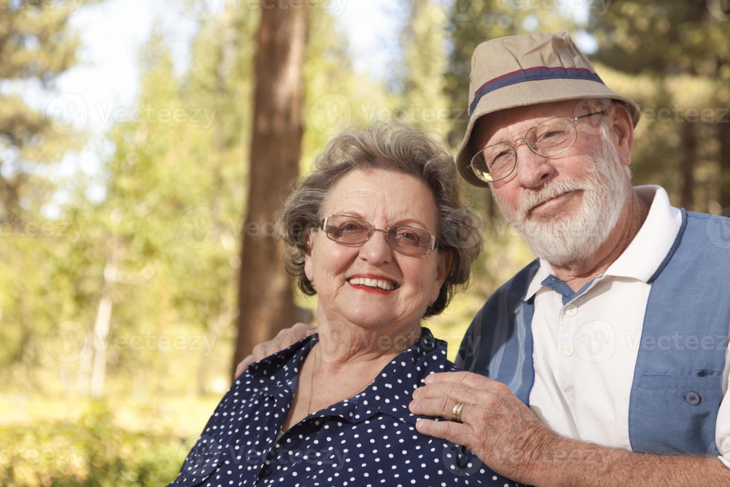 liefhebbend senior paar buitenshuis portret foto