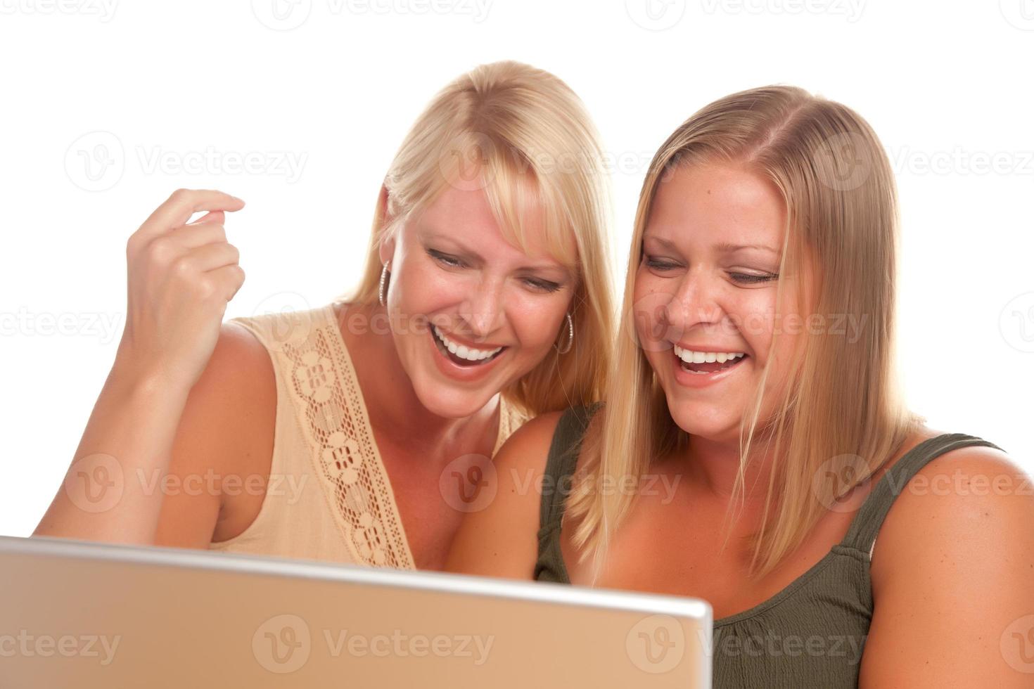 twee lachend Dames gebruik makend van laptop foto