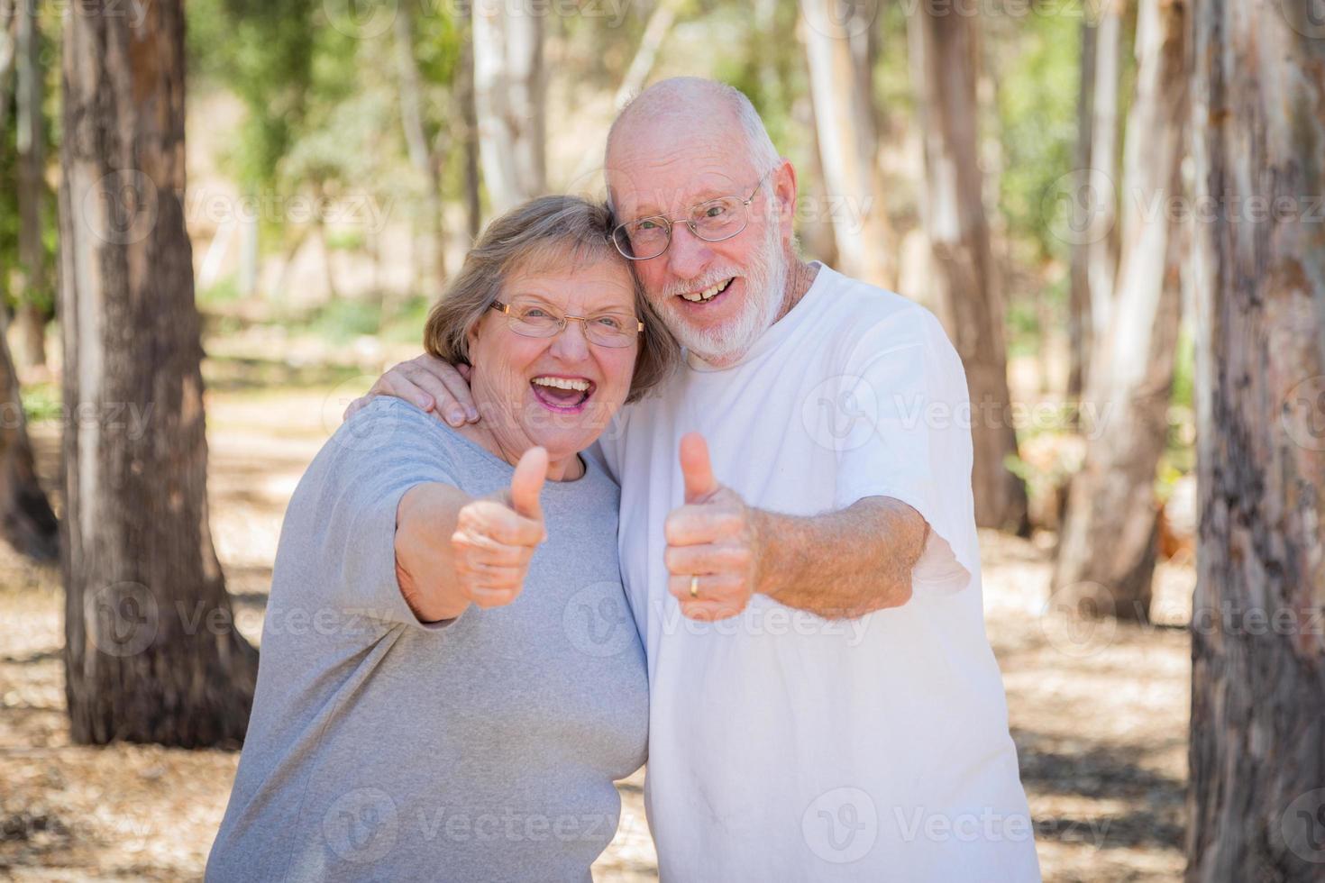 gelukkig senior paar met duimen omhoog foto