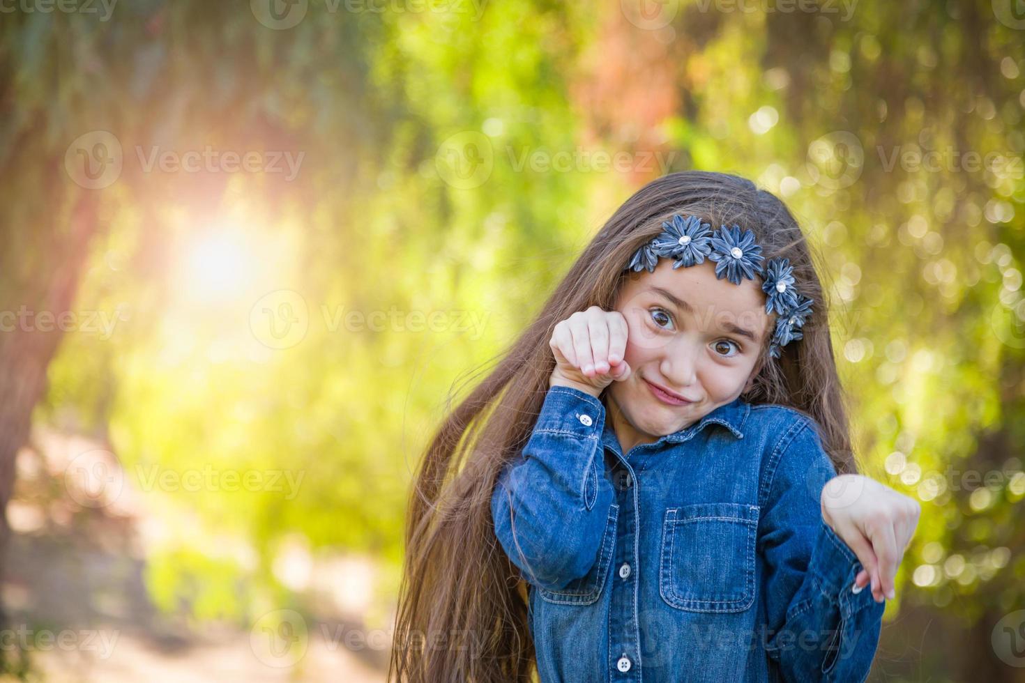 schattig jong gemengd ras meisje hebben pret buitenshuis foto