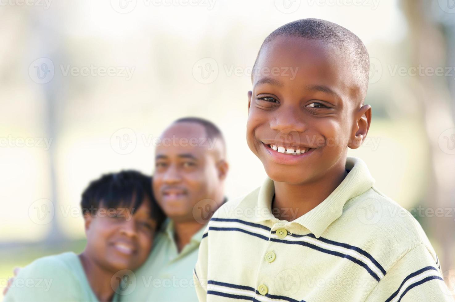 knap Afrikaanse Amerikaans jongen met ouders foto