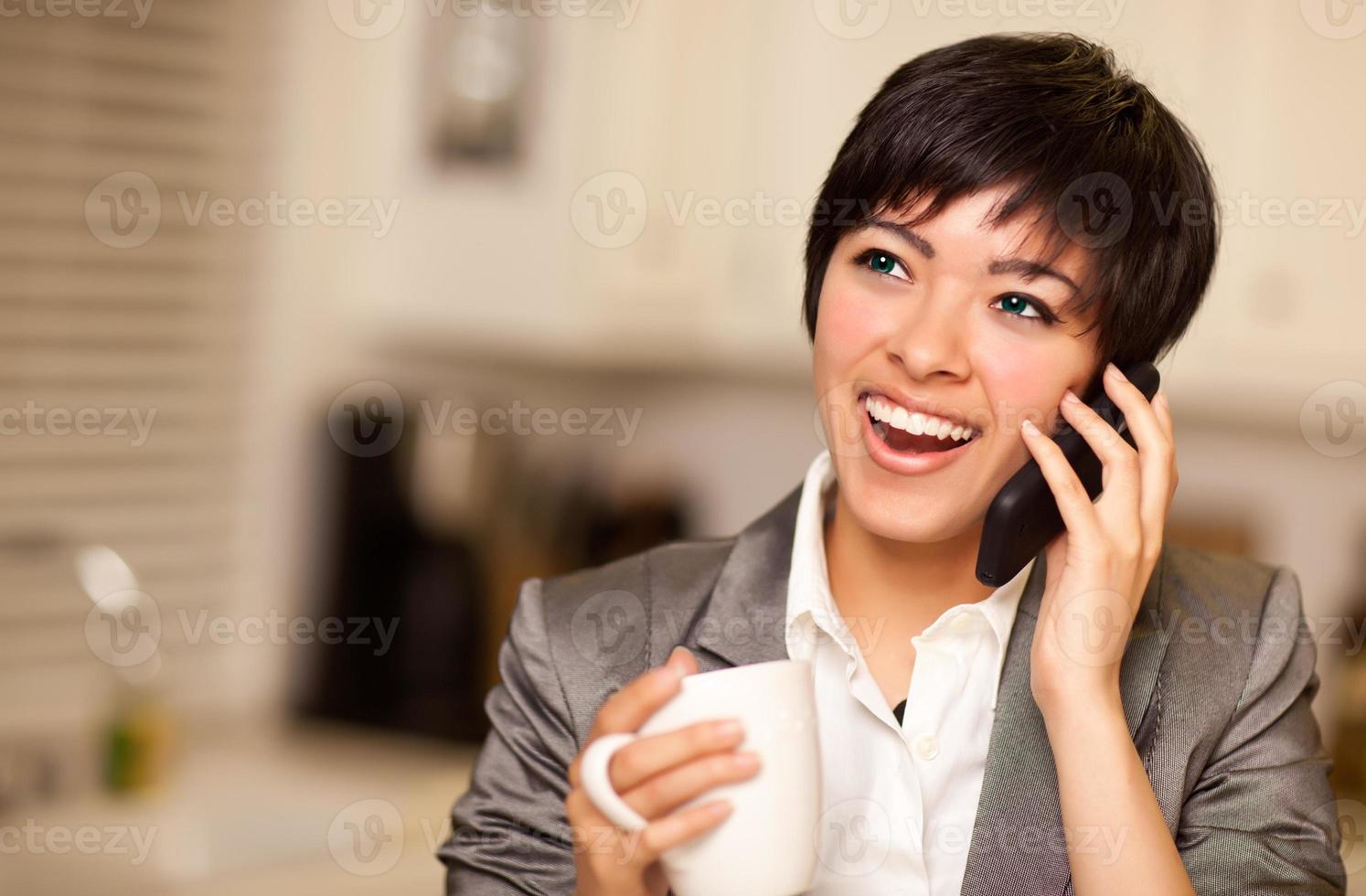 multi-etnisch vrouw met koffie praat Aan cel telefoon foto