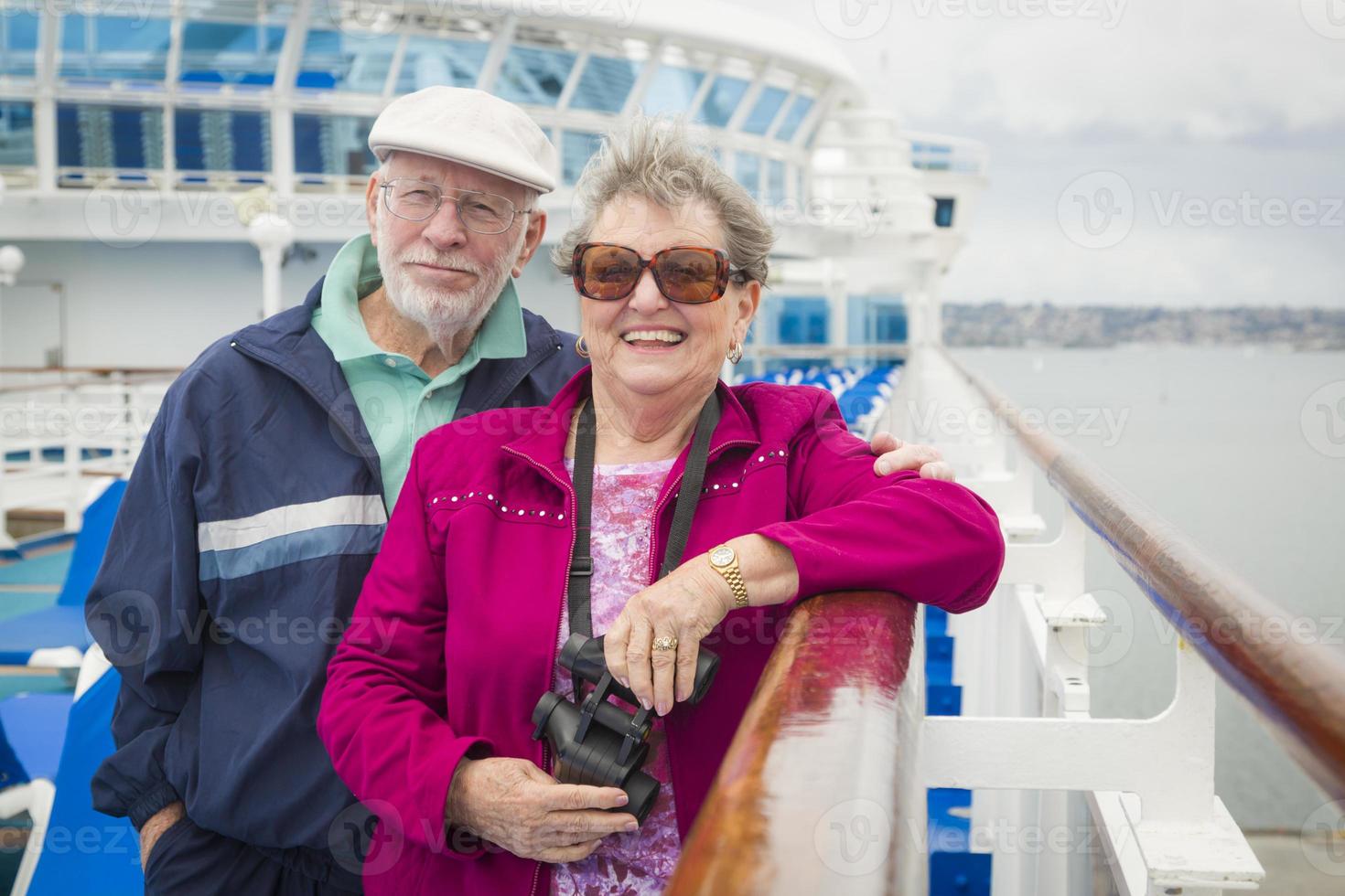 senior paar genieten van de dek van een reis schip foto