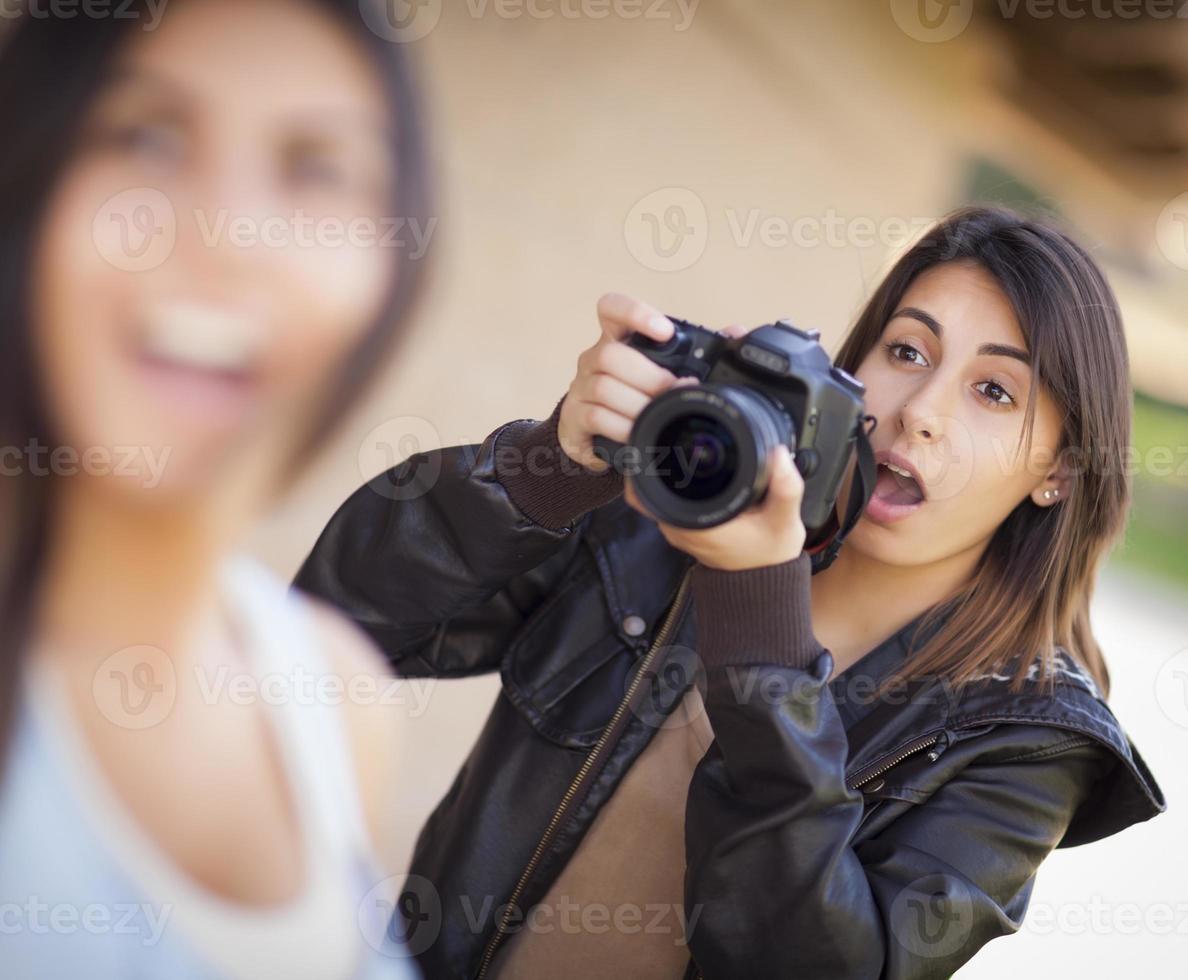 opgewonden vrouw gemengd ras fotograaf vlekken beroemdheid foto