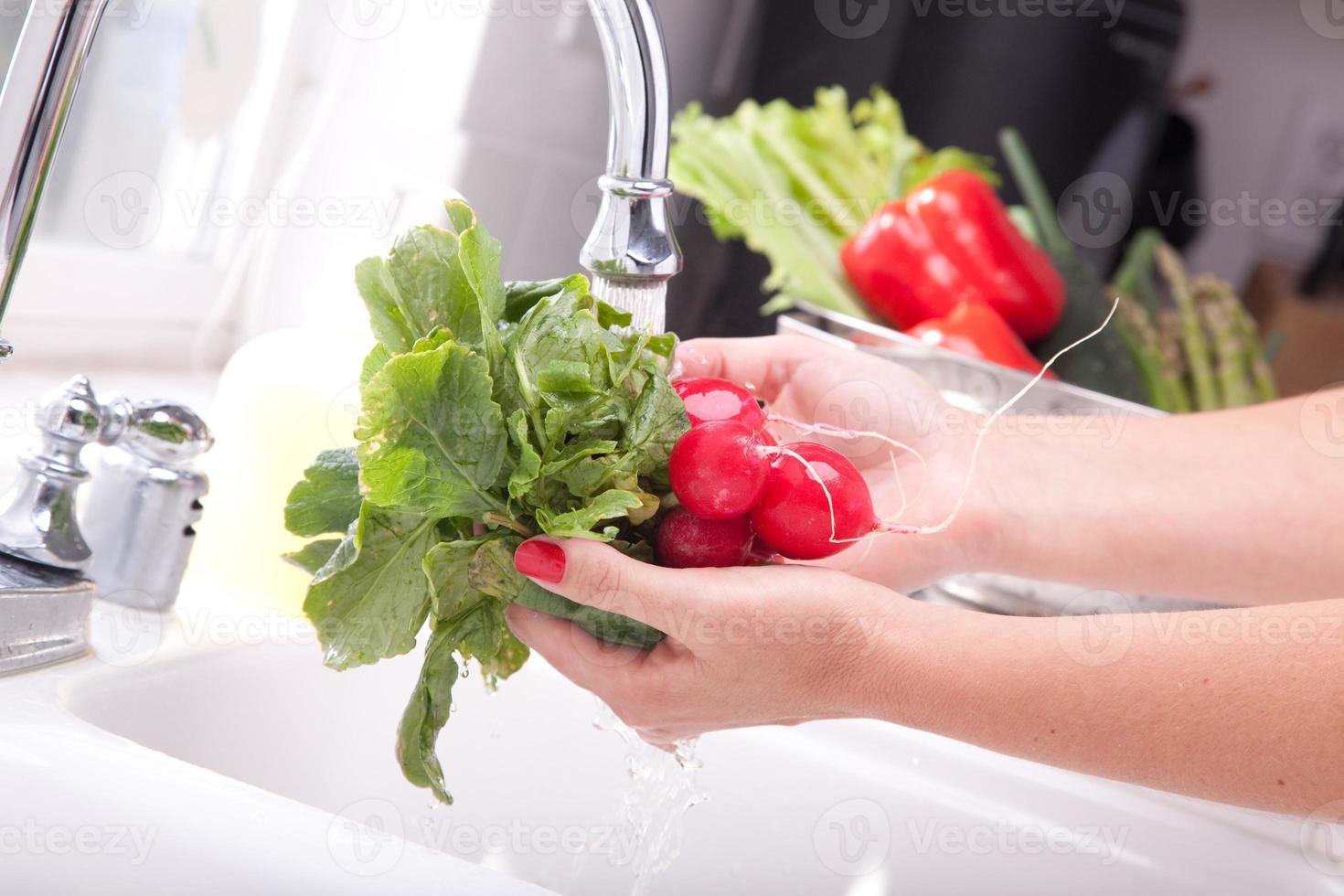 vrouw het wassen radijs foto