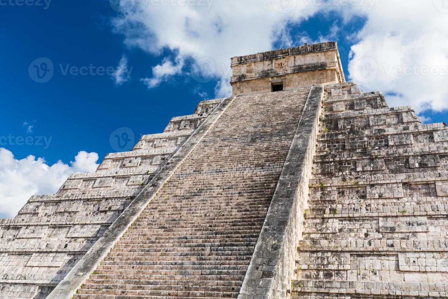 mayan el castillo piramide Bij de archeologisch plaats in chichen itza, Mexico foto