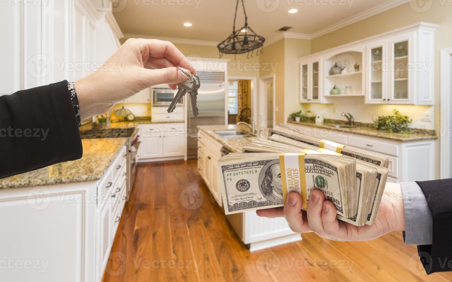 overhandigen over- contant geld voor sleutels binnen mooi keuken foto