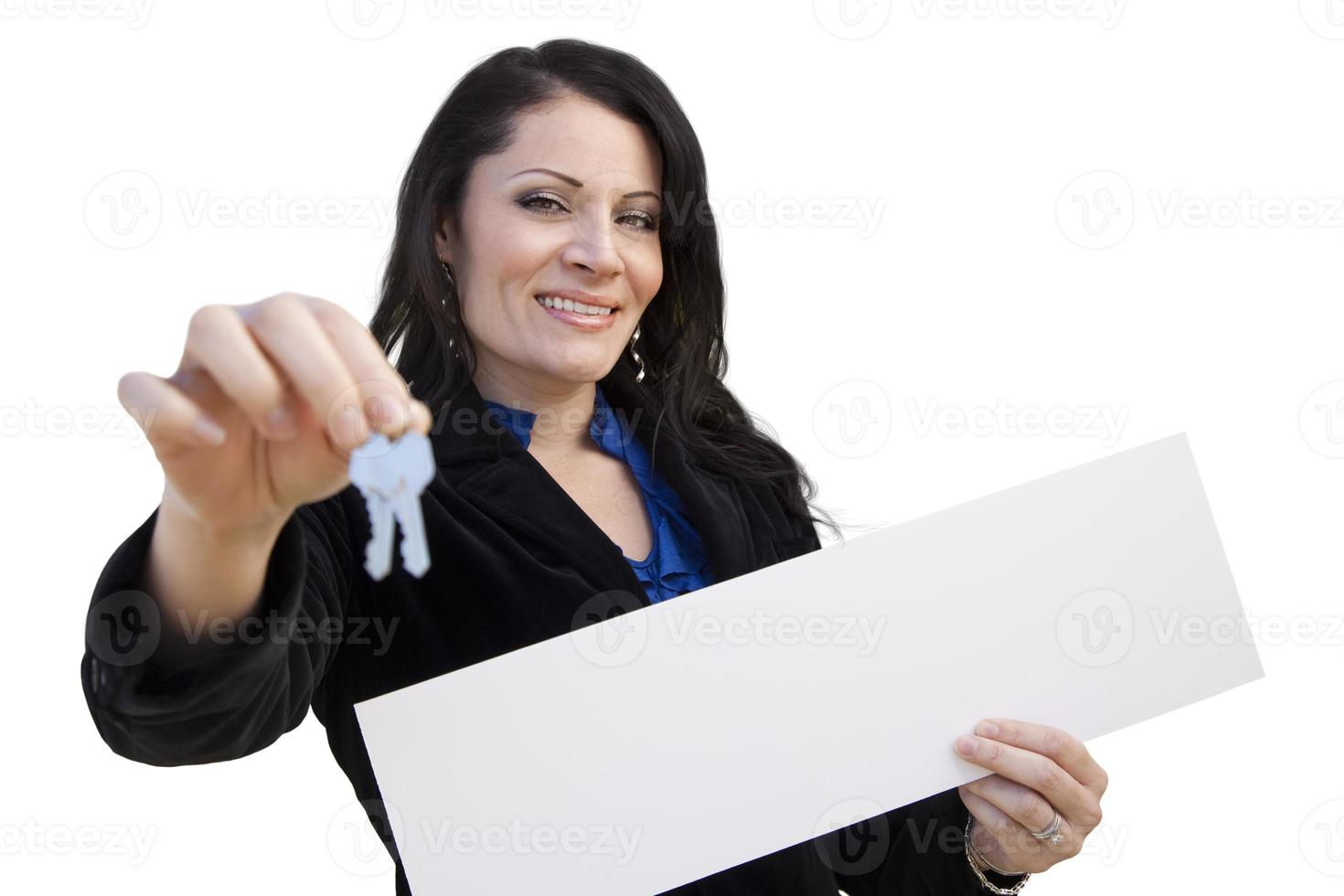 spaans vrouw Holding blanco teken en sleutels Aan wit foto