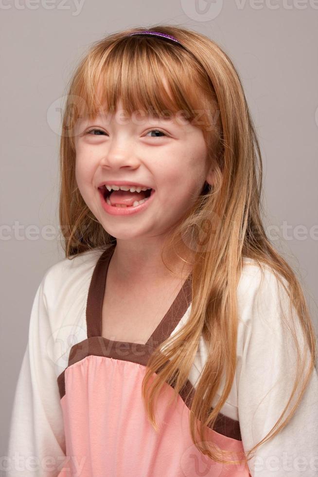 portret van een aanbiddelijk rood haren meisje foto