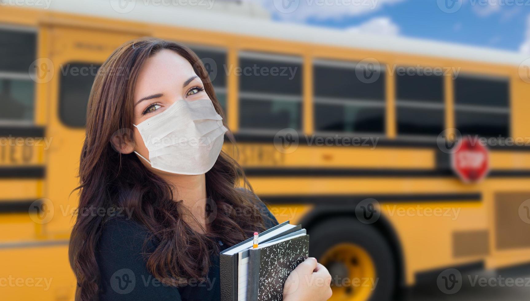 vrouw leerling in de buurt school- bus vervelend medisch gezicht maskers gedurende coronavirus pandemisch foto