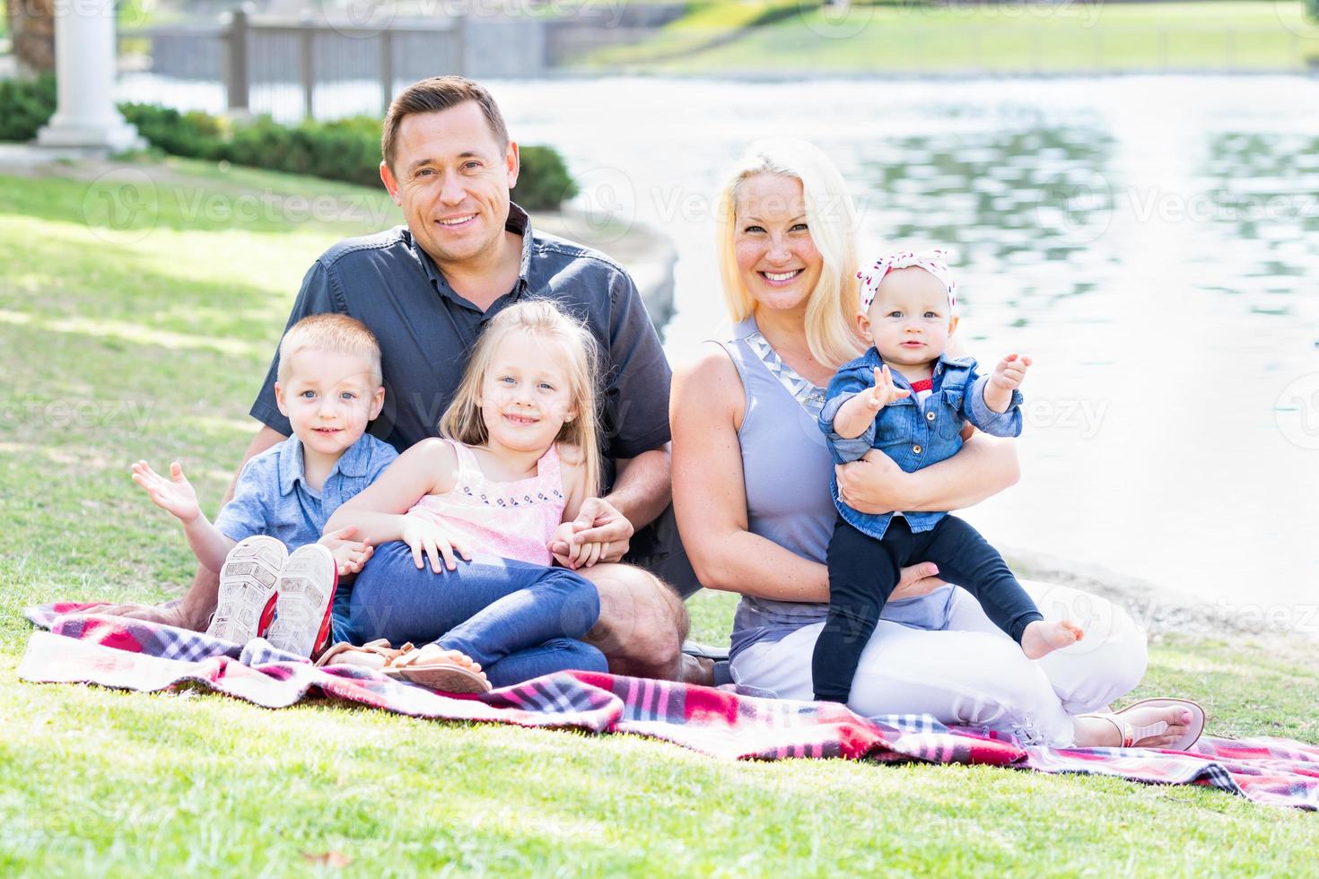 gelukkig jong Kaukasisch familie portret in de park foto