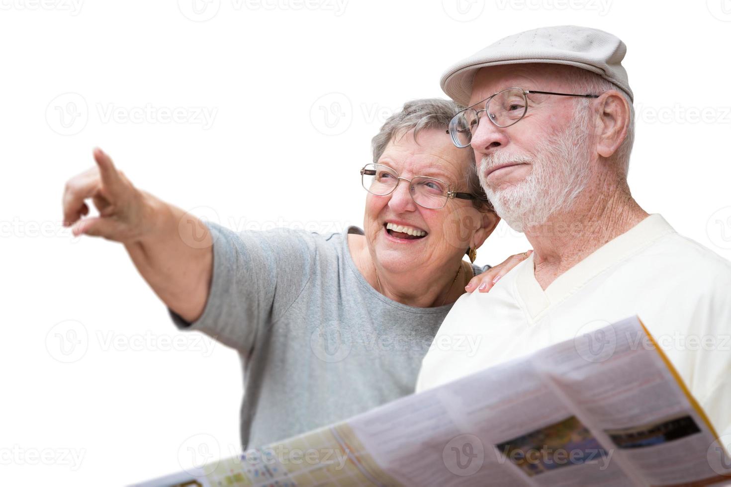 gelukkig senior volwassen paar met brochure richten geïsoleerd Aan een wit achtergrond. foto