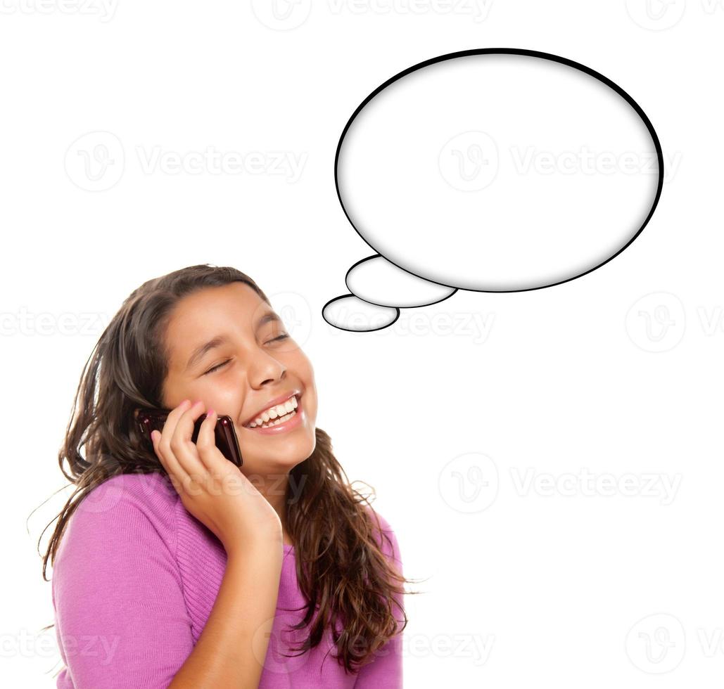 spaans tiener oud meisje Aan cel telefoon met blanco gedachte bubbel foto
