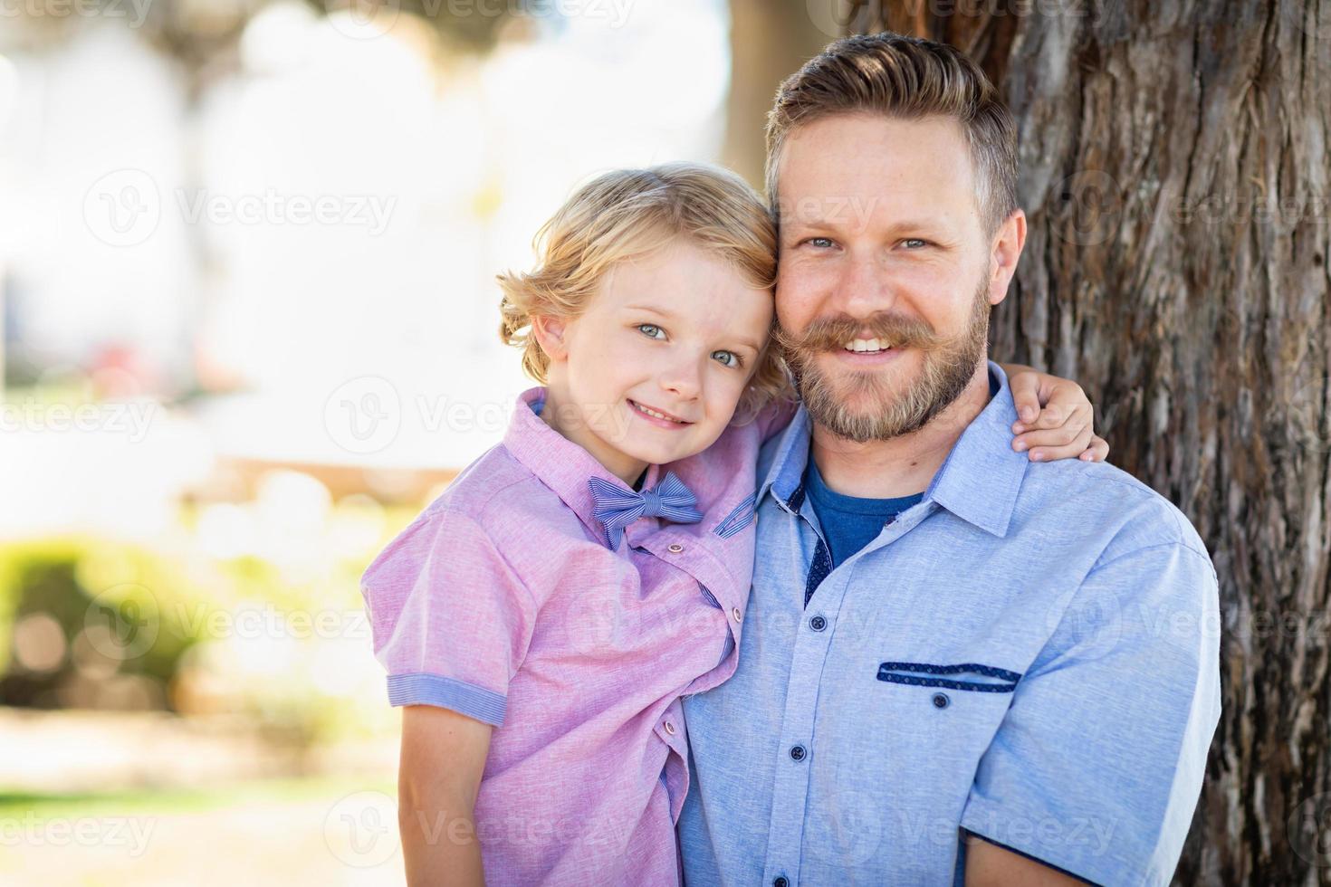 jong Kaukasisch vader en zoon portret Bij de park foto