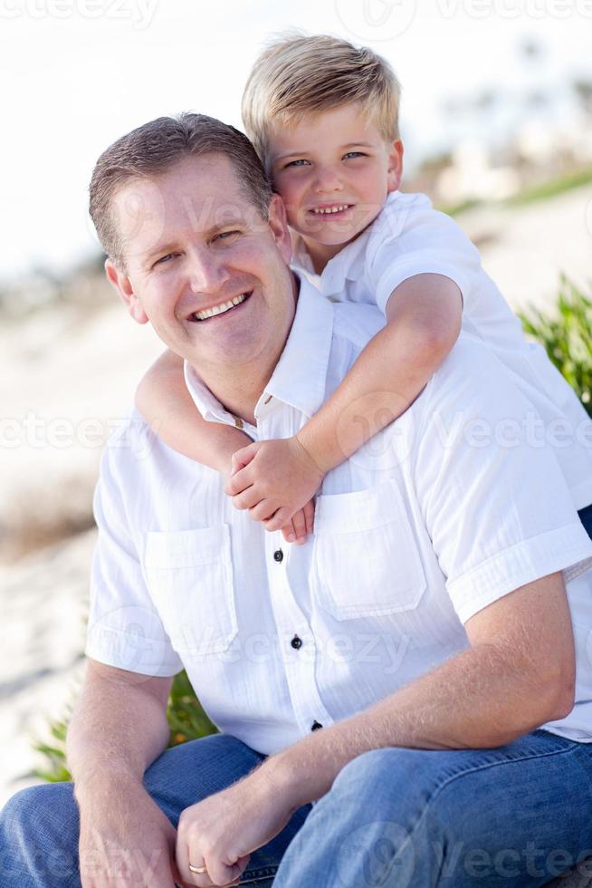 schattig zoon met zijn knap vader portret foto