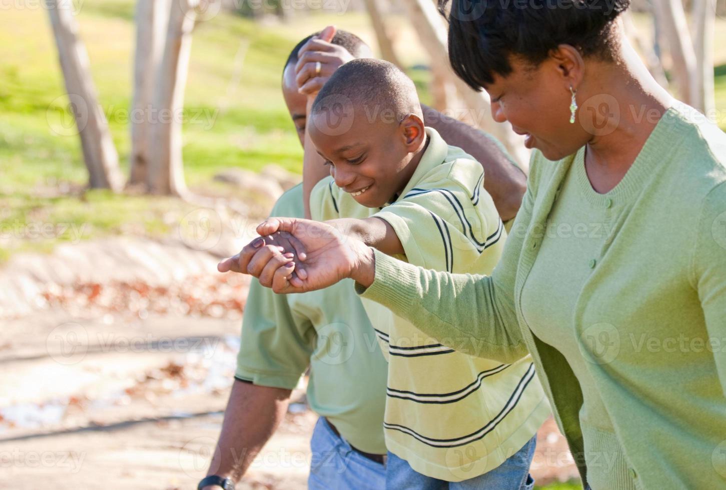 gelukkig Afrikaanse Amerikaans Mens, vrouw en kind foto