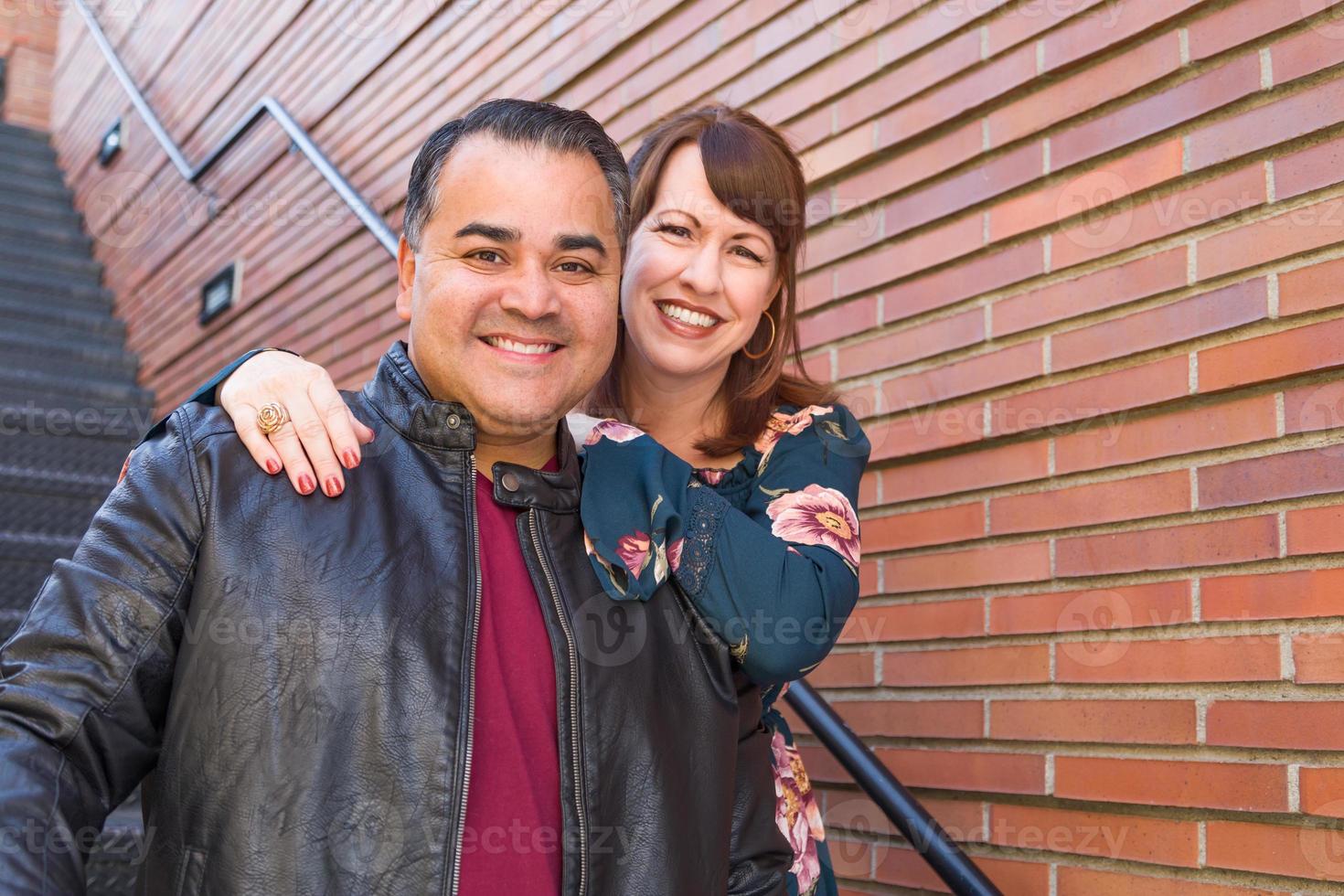 portret van gemengd ras Kaukasisch vrouw en spaans Mens foto