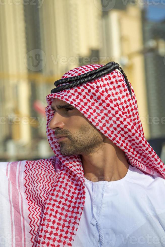 portret van de jonge Arabische zakenman foto