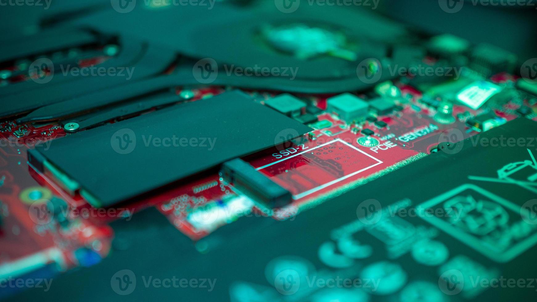 stroomkring bord met weerstanden microchips en elektronisch componenten. computer hardware technologie. geïntegreerde communicatie verwerker. informatie engineering. pcb. foto