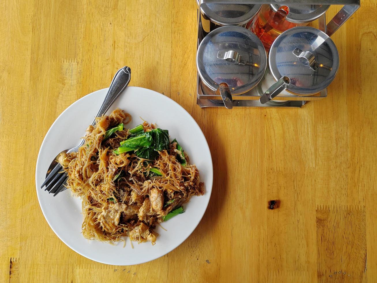 roeren gebakken rijst- vermicelli noodle met zwart soja saus. Thais voedsel top visie van horizontaal foto