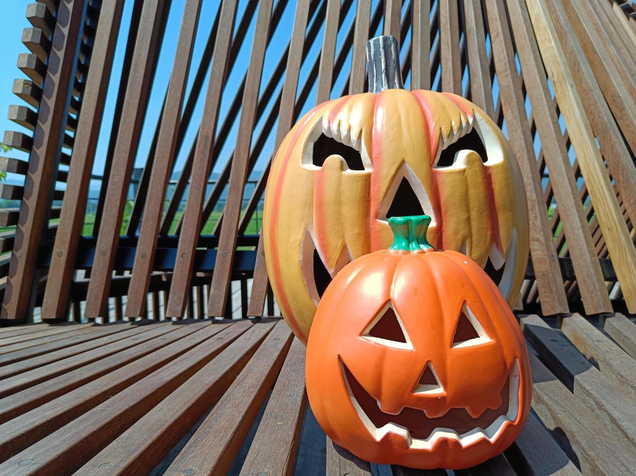 paar boos oranje pompoen voor halloween met kopiëren ruimte foto