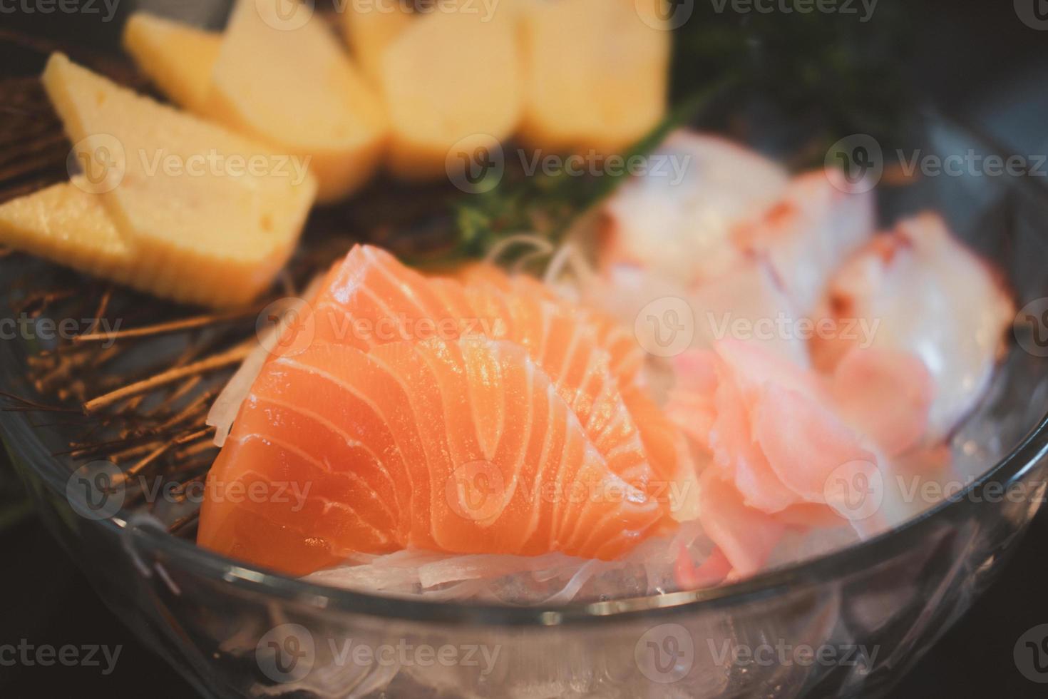Zalm sashimi en zoet Tamago eieren sushi Aan ijs in de glas kom foto