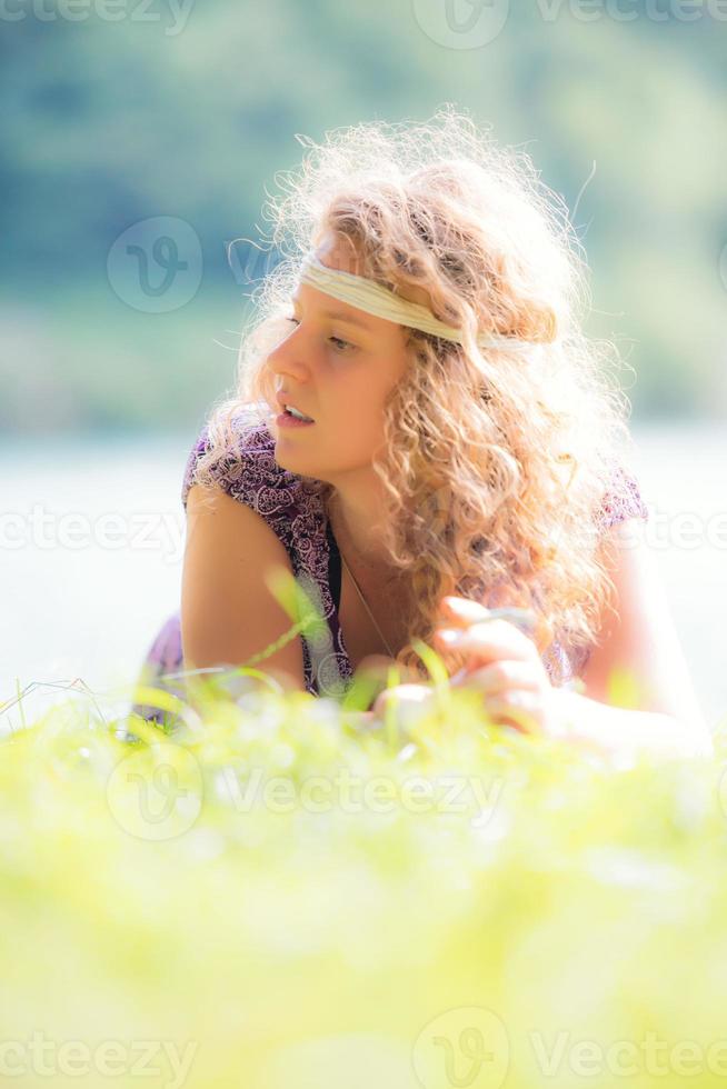 mooi vrij hippie meisje roken Aan de gras wijnoogst effect foto