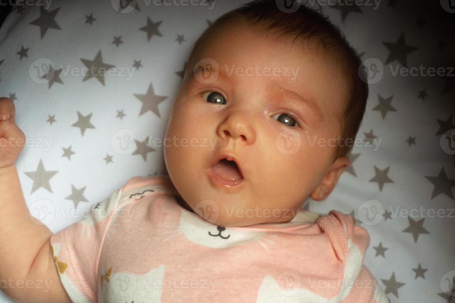 detailopname portret van een mooi weinig baby meisje foto