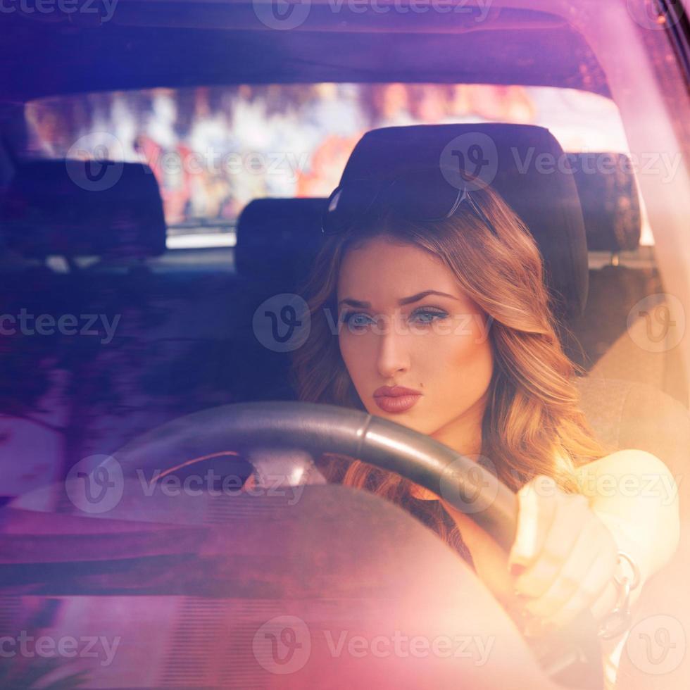 plein foto van jong sexy meisje model- het rijden auto
