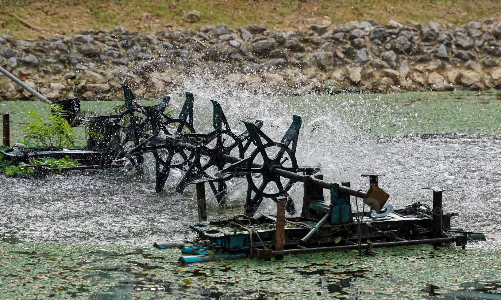 een water turbine terwijl spinnen voegt toe lucht naar traktatie de verspilling water in de zwembad. zacht en selectief focus. foto